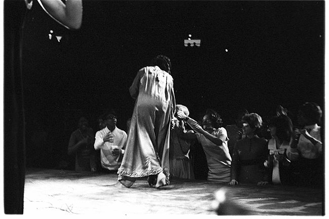 文学作品哈姆雷特第五幕第二场的舞剑比赛中有一句旁白台词是 我的良心却不赞成这件事。 这句话怎么理解