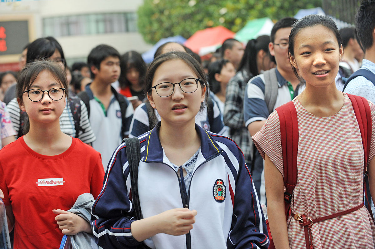 2018年6月7日,武汉市第十四中学考点,考生们轻松走出考场.