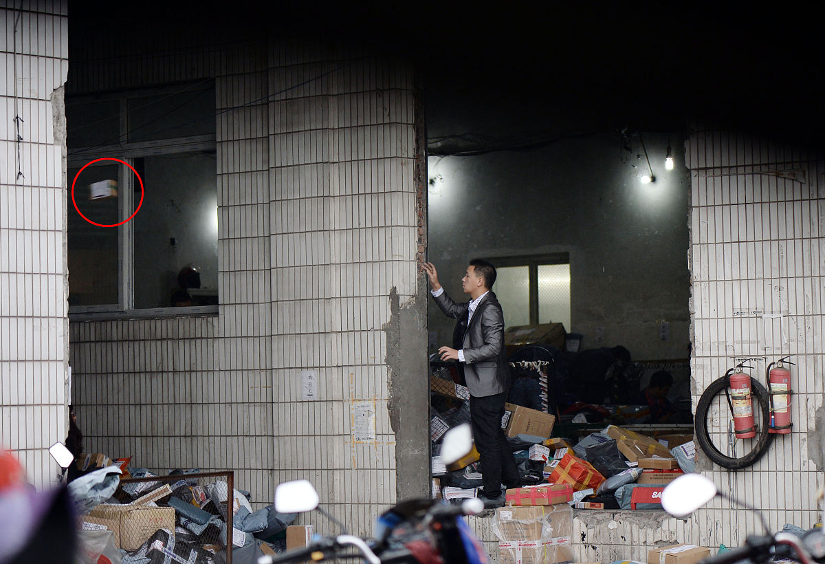 2013年11月11日,重庆,圆通速递公司南坪分公司速递员工上演"空中"分拣