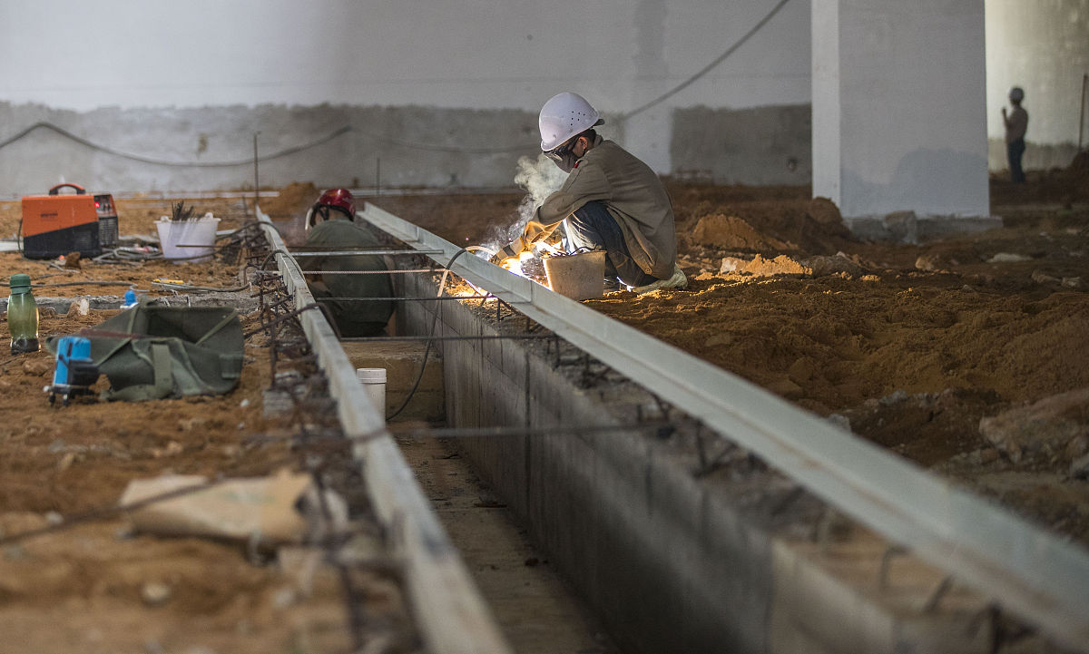 请帮我列举一些建筑工地集中供热水的施工方案并对比这些方案的优缺点不考虑燃气供水