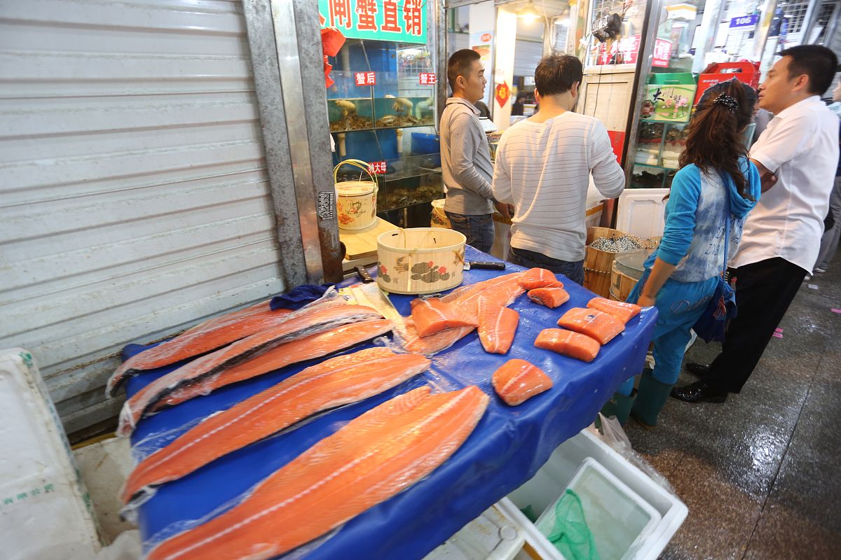 2013年09月18日,北京最大的京深海鲜批发市场内,大闸蟹,三文鱼开始热