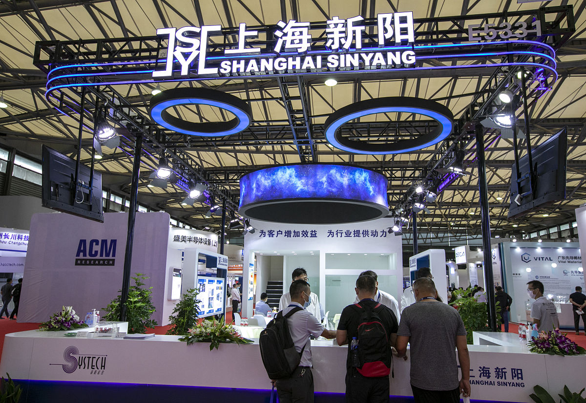 表4-2 上海新阳材料股份有限公司存货周转率分析表年 份	 2014年	2015年	2016年营业成本万元	21 849	21 594	23 304存货平均占用额万元	5 7385 	7 484	9 531存货周转率次	381	289	245你正在撰写论文上海新阳半导体材料股份有限公司营运能力分析根据上面内容论述公司的流动资产周转率写成一段话格式不少于1000字。