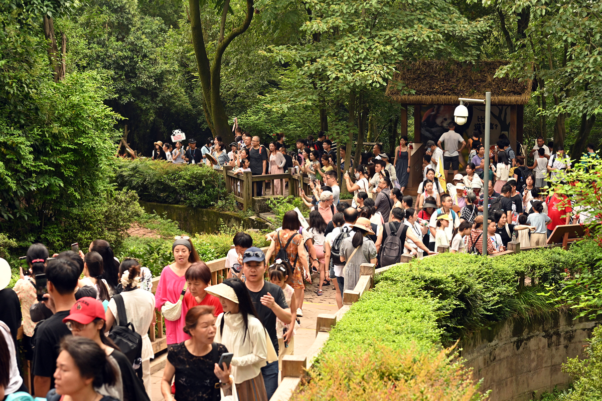 假设你是一位导游请做一份3天的五一南京亲子游行程安排要求避免去人多的地方。要包含住宿、餐饮和预估费用