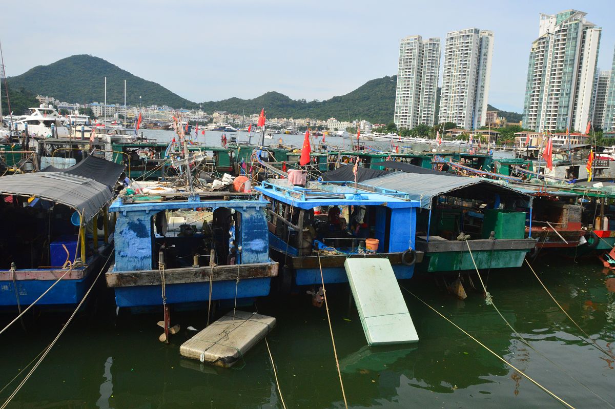 2021年10月12日,海南三亚 ,今年第18号台风"圆规"即将影响海南,赶回三