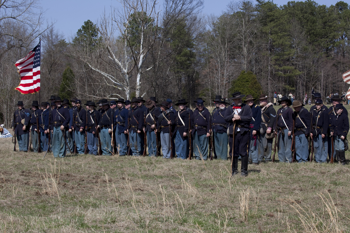 What would happen if the 70,000 soldiers of the Confederate Army in the South, under the command of Robert E. Lee, surrounded the70,000 Union Army led by General McLellan in Ashland
