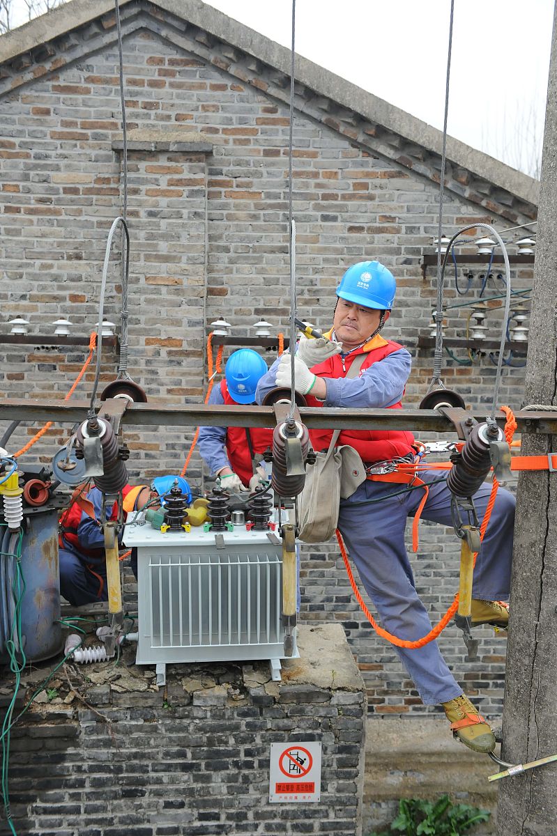 请对电气自动化专业论文的小节内容22企业电力维修中的安全问题221电力维修作业中的安全事故频发进行内容创作保证其内容合理性尽可能增加表格数据统计不要乱写：