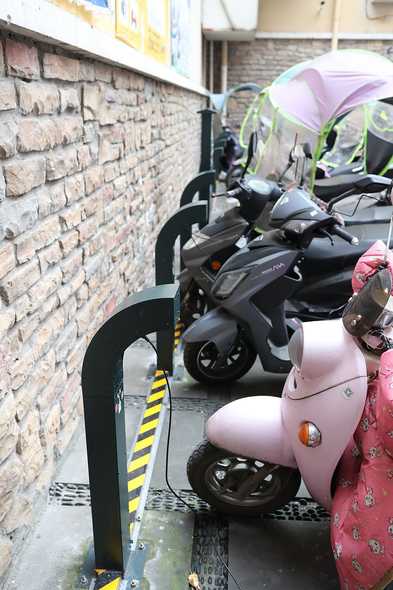 能。蛇是一种较灵活的爬行动物具有出色的体能和敏捷性蛇会自己进入两轮电动车挡风兜里。蛇通常会寻找温暖、潮湿和安全的环境来生活和休息如果蛇感觉到在两轮电动车挡风兜里可以得到这些条件就会自己进去。