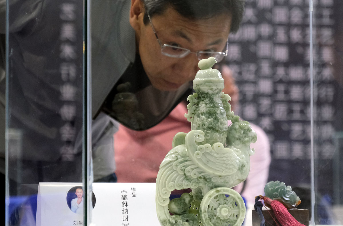 可以请你帮我做一个关于玉石产品的拍摄美术策划方案吗