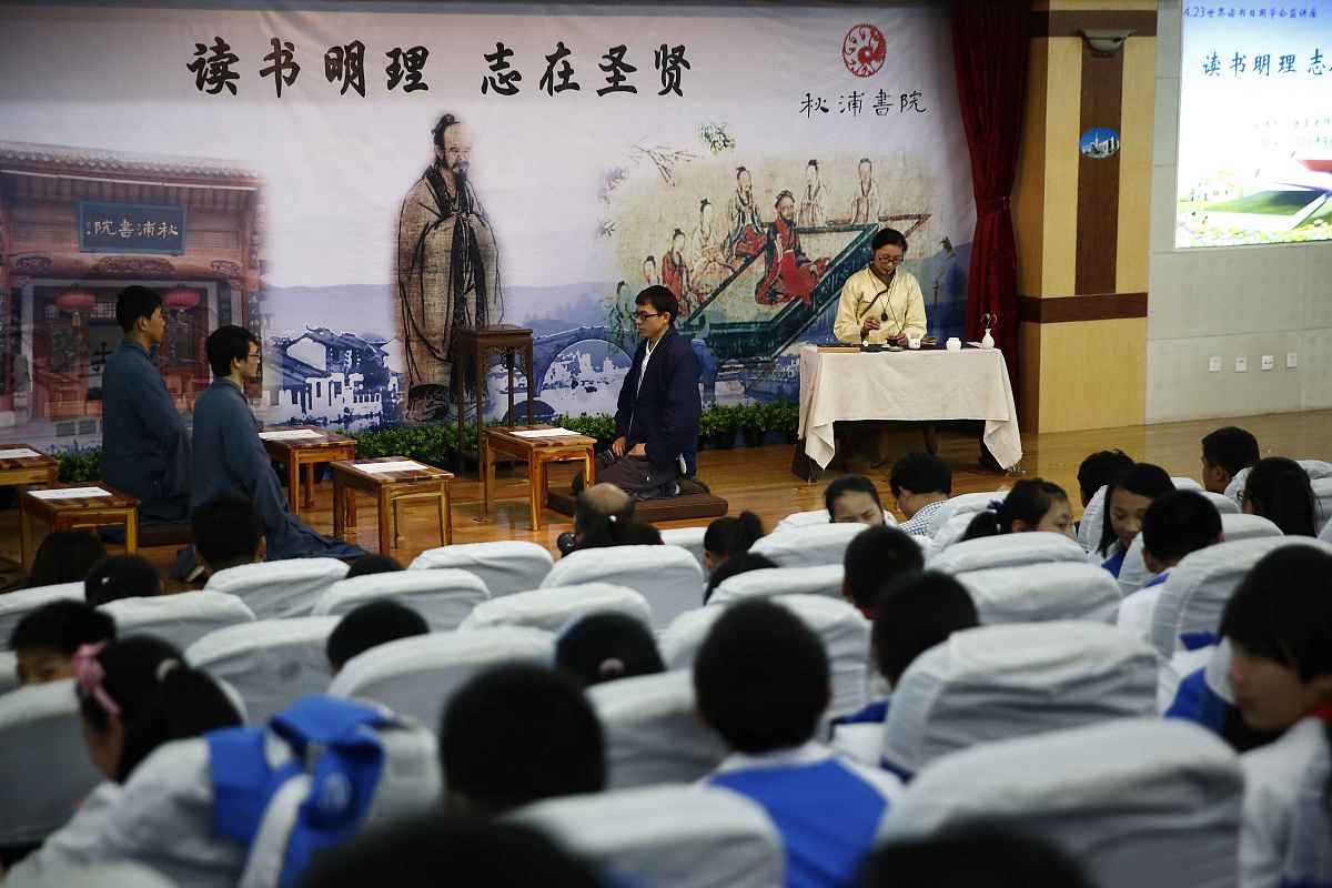 您的太爷爷是一位私塾老师教授学生们文化和道德知识。然而在当时的社会环