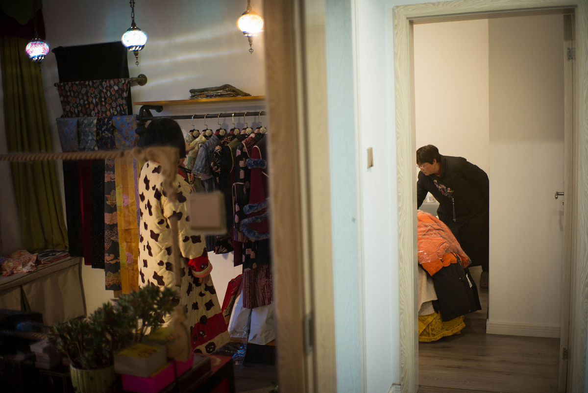 坚持向前 - 一首充满希望与力量的中文流行歌曲