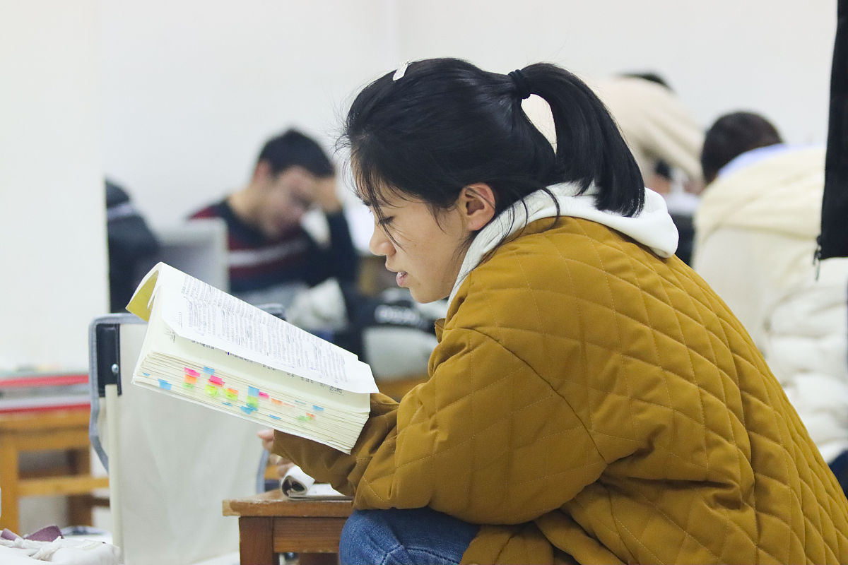 2021年11月29日,在山东德州学院,大学生正在认真备考.