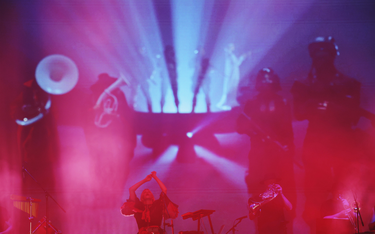 帮我生成一份名为Athena的dj开场介绍英文