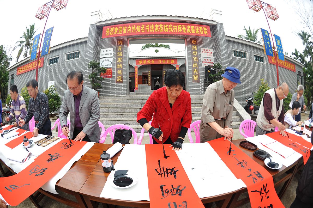 2013年2月3日,海南琼海,书法家们在挥毫泼墨为村民写春联.+++_+++春联