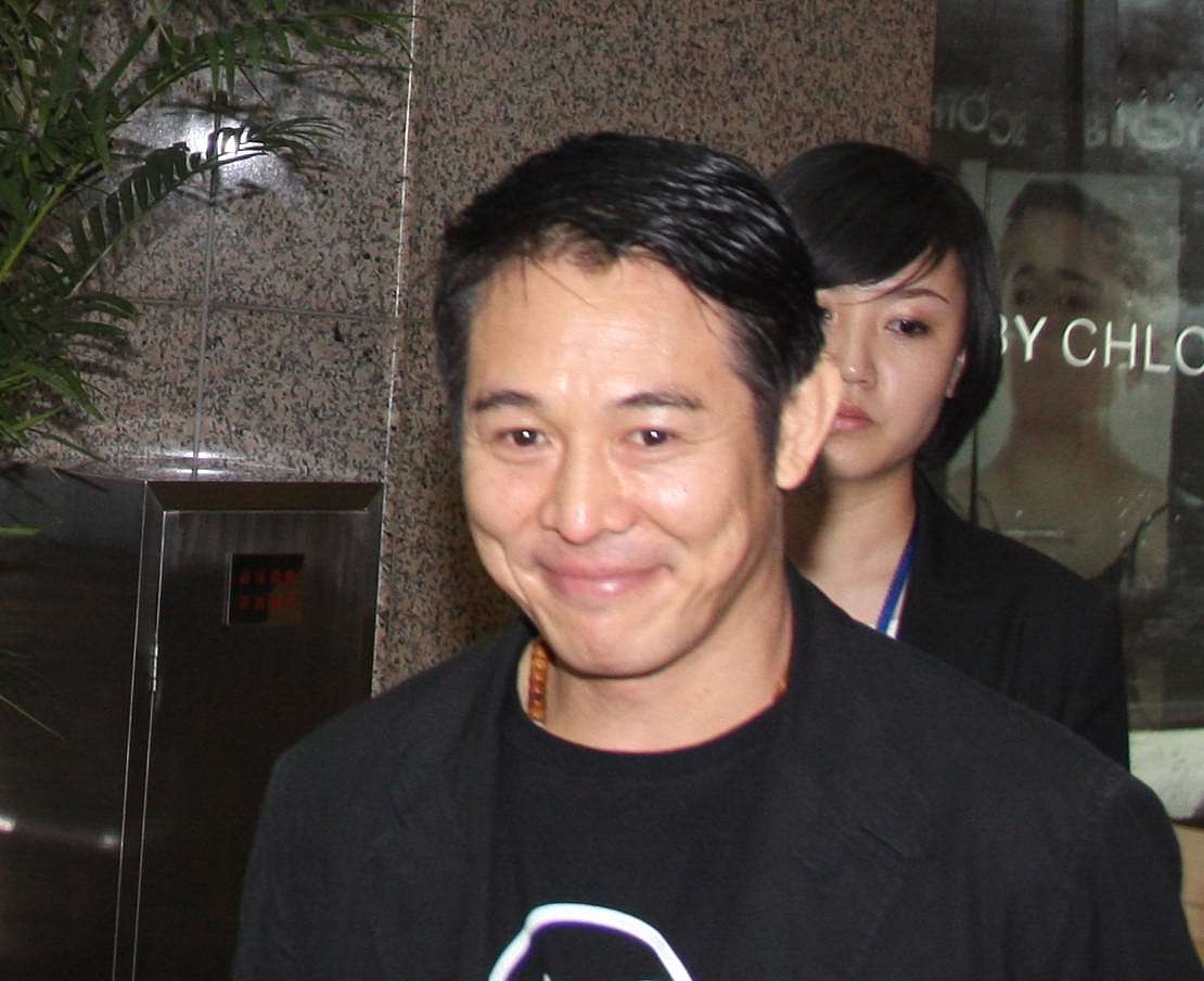 以李连杰庆祝59岁女子温某见面男方要求AA制女方不满意为题写一篇3000字的文章原创率90以上。