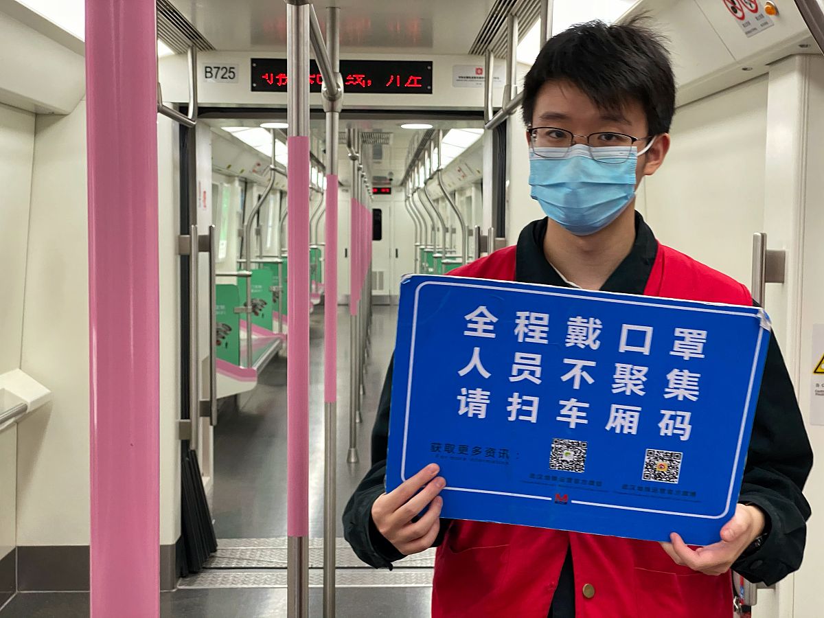 根据下面内容重新写一篇全新500个字文章。南方都市报 消息近期有关坐地铁是否需要戴口罩的话题引起部分群众热议。南都、N视频记者走访发现对于部分不戴口罩进入地铁的乘客工作人员会提醒其戴好口罩。但仍有部分乘客乘坐地铁时没有戴口罩。较多市民认为地铁空间人多密闭目前仍需自觉戴好口罩做好个人防护。地铁工作人员称:在地铁内倡导大家戴好口罩但不作强制要求。 地铁工作人员的采访能不能代表地铁的态度还不好说。但这一 根据下面内容重新写一篇全新500个字文章。南方都市报 消息近期有关坐地铁是否需要戴口罩的话题引起部分群众热议。南都、N视频记者走访发现对于部分不戴口罩进入地铁的乘客工作人员会提醒其戴好口罩。但仍有部分乘客乘坐地铁时没有戴口罩。较多市民认为地铁空间人多密闭目前仍需自觉戴好口罩做好个人防护。地铁工作人员称:在地铁内倡导大家戴好口罩但不作强制要求。 地铁工作人员的采访能不能代表地铁的态度还不好说。但这一