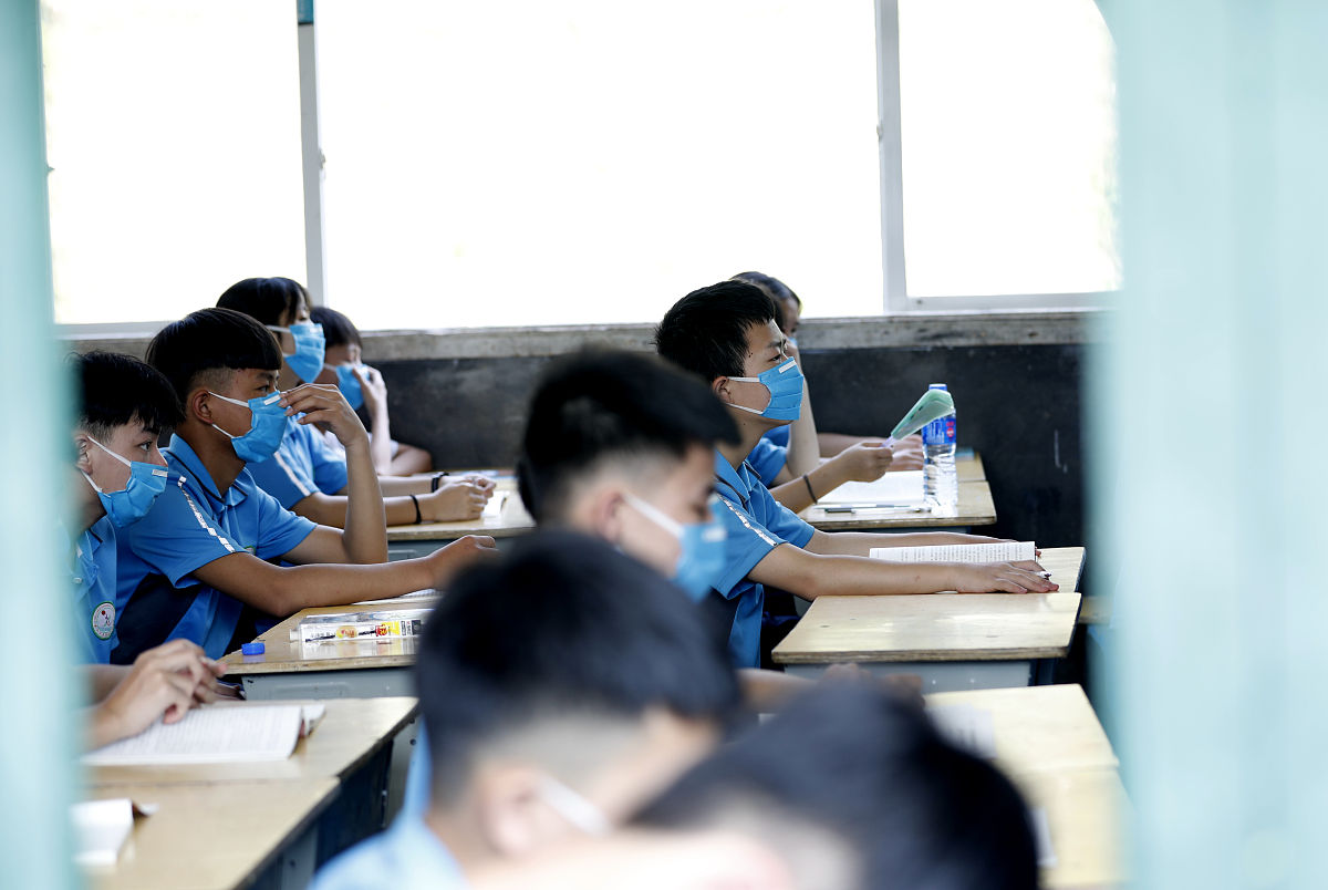 2020年5月7日,贵州黔东南,从江县刚边乡中学,初一年级学生在教室内听