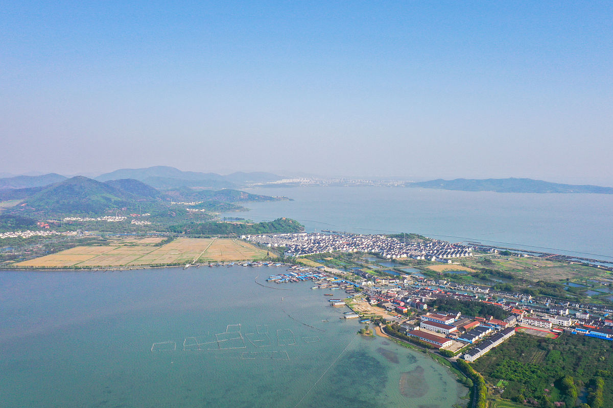 2021年4月4日,无人机航拍的苏州太湖边的美丽景色.