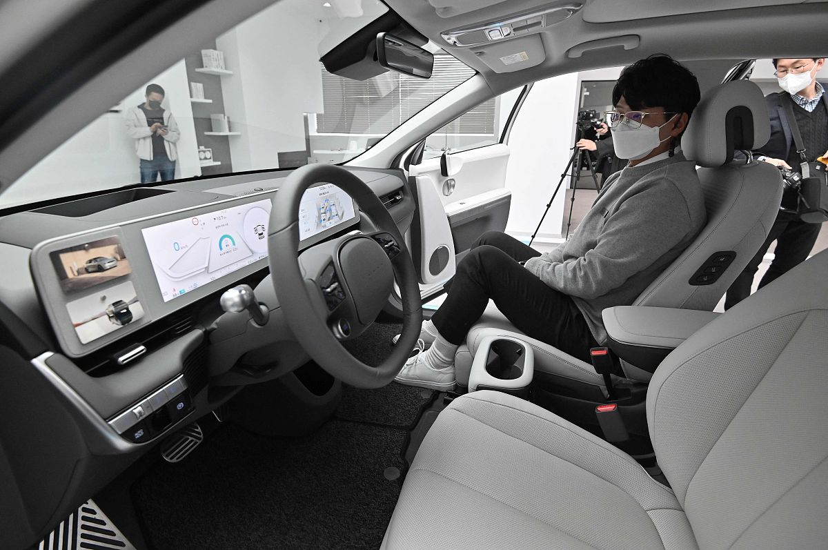 写一篇汽车只能座舱的前景分析文档