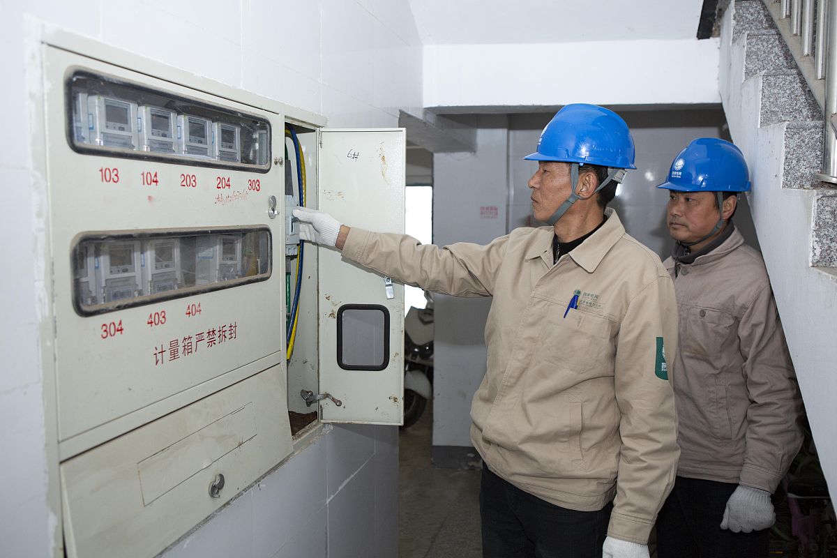 你是一名电气工程及其自动化专业的学生通过专业课程学习学习参与厂区用电安全隐患排查重点写具体参加的工作不少于500字。