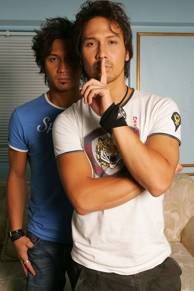 哥哥对弟弟说：我像你这么大的时候你才7岁。弟弟对哥哥说：我像你这么大的时候你都已经37 岁了。 请问哥哥多少岁？弟弟多少岁？