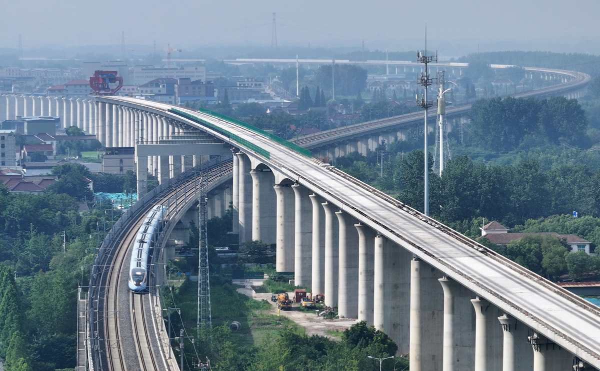 中国基础设施建设成就：高速公路、铁路、桥梁、港口、城市交通及通信网络