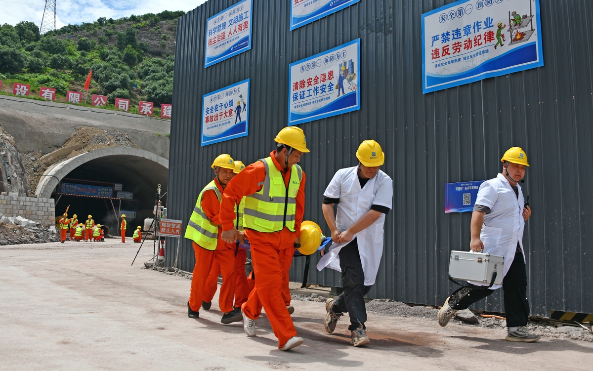 请对土木工程专业的本科论文《建筑工程施工安全管理问题分析与对策研究》进行研究背景写作保证其内容合理性不要乱写：