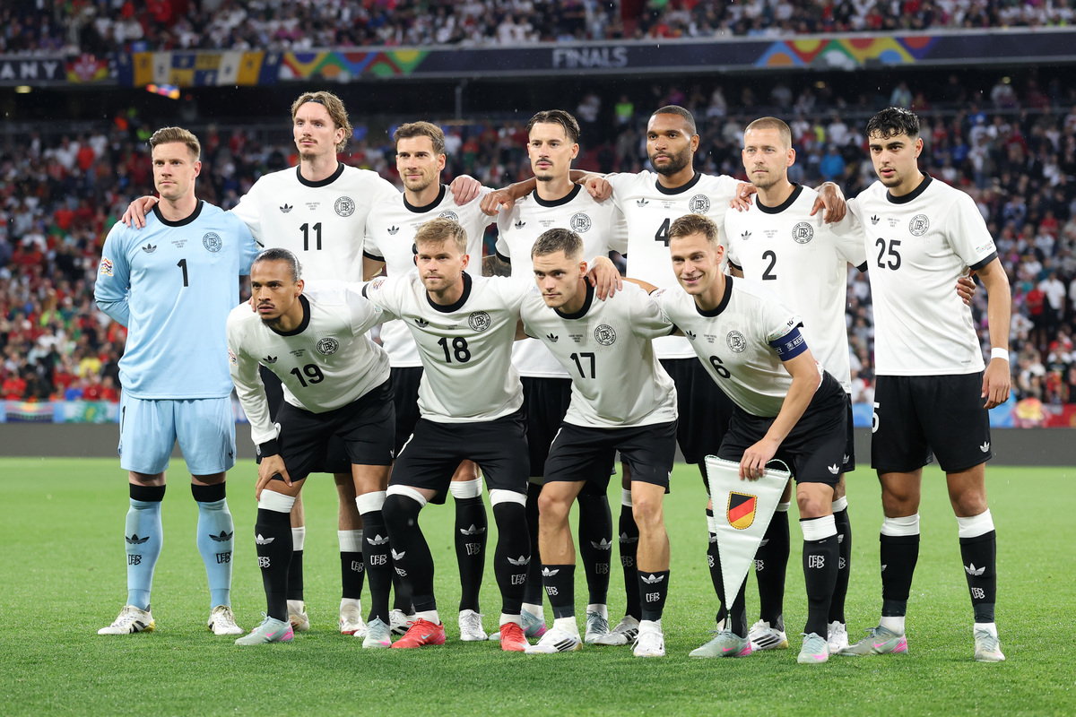 英格兰足球队的手球门事件2010年世界杯足球比赛中英格兰队对阵德国队。在比赛中英格兰队的球员弗兰克·兰帕德的进球被裁判认定为没有进球。然而回放显示这是一个合法的进球这引发了一些关于技术在足球比赛中的使用问题以及有关裁判判罚的公正性的问题。