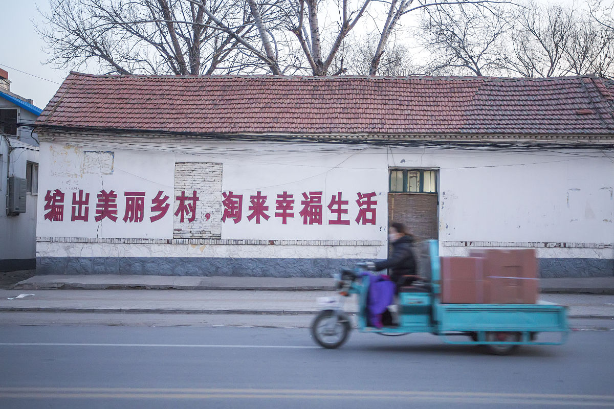 乔文武属于超生人员-出生的时候家里房子被村委会扒了。写一篇500字文章