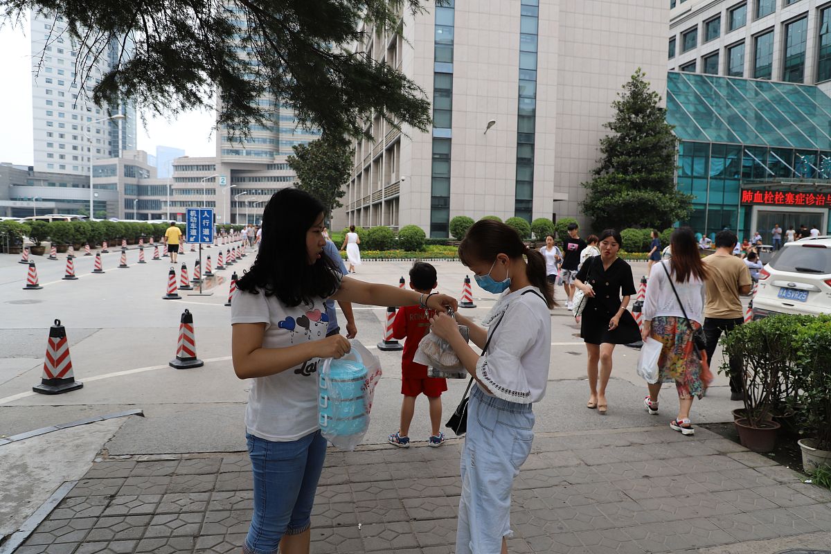 2018年8月4日,郑州,"妹妹,你拿好这个饭盒,小心别洒了,给妈妈送去,注