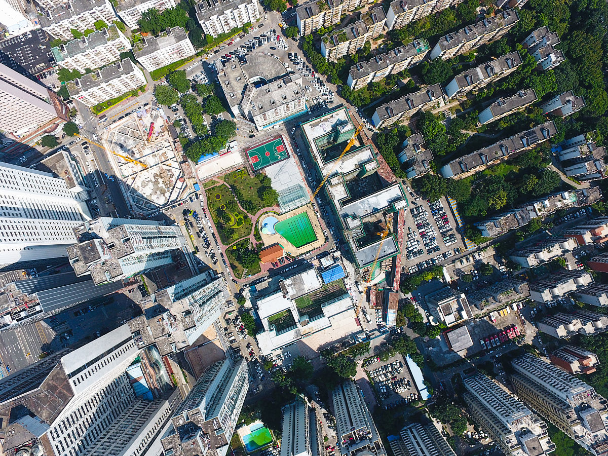 帮我改写：根据新技术、新方法与传统规划设计手法的融合运用以此来针对恩宁路实施方案的特殊性在传统的技术论证和方案设计手法基础上结合最新的倾斜摄影和三维模拟技术对设计方案的推敲过程加入了更直观的模拟设计手段。探索了在仿真模拟环境中推敲设计方案与现状环境衔接、与周边街区融合、生态保护、综合交通、空间营造、基础设施等方面的规划建设方法。以共同缔造方式营造共建共治共享的街区社会实践把握社会公众的多元诉求市-