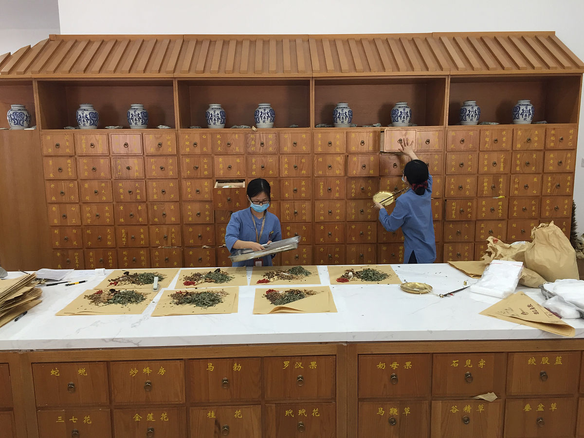 上海中医药上海中医药是指在上海地区开展的中医药相关工作。上海拥有丰富的中医文化遗产和资源并形成了独特的中医药发展模式和特色优势。目前上海市已经建立了完善的中医药服务体系和产业体系涵盖中医诊疗、药物制剂、科技创新、学术交流等多个方面。此外上海还积极推进中西医结合以更好地发挥中医药的疾病预防和治疗作用为人民健康事业作出了贡献。中医中医是中国传统医学的一种历史悠久具有独特的理论体系和治疗方法。其基本理论