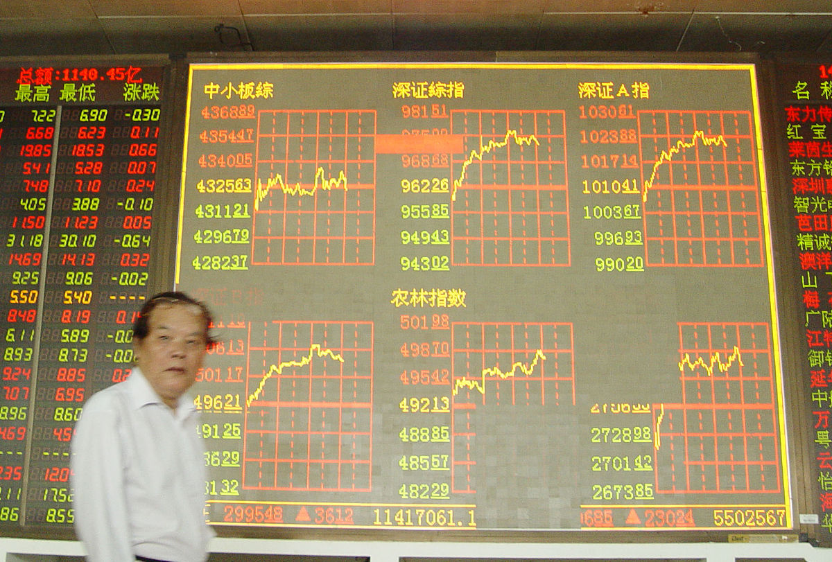 2009年7月1日,投资者在海南省海口市一家证券营业部关注股市行情.