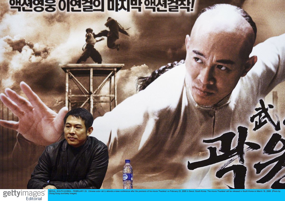 李连杰艺术成就李连杰是中国香港著名的电影演员、导演、制作人和武术家。在其长达30年的演艺生涯中他曾在许多经典的武侠电影和动作片中担任主角以其高超的功夫技艺和出色的表演获得了广泛的认可和赞誉。除了电影事业外李连杰还积极参与慈善和公益事业成立了李连杰基金会为贫困地区的儿童提供帮助并推广传统文化和武术等。李连杰在电影和武术领域的突出表现使得他成为了中国影坛和国际华人演艺圈的代表人物之一也为中国功夫文化的