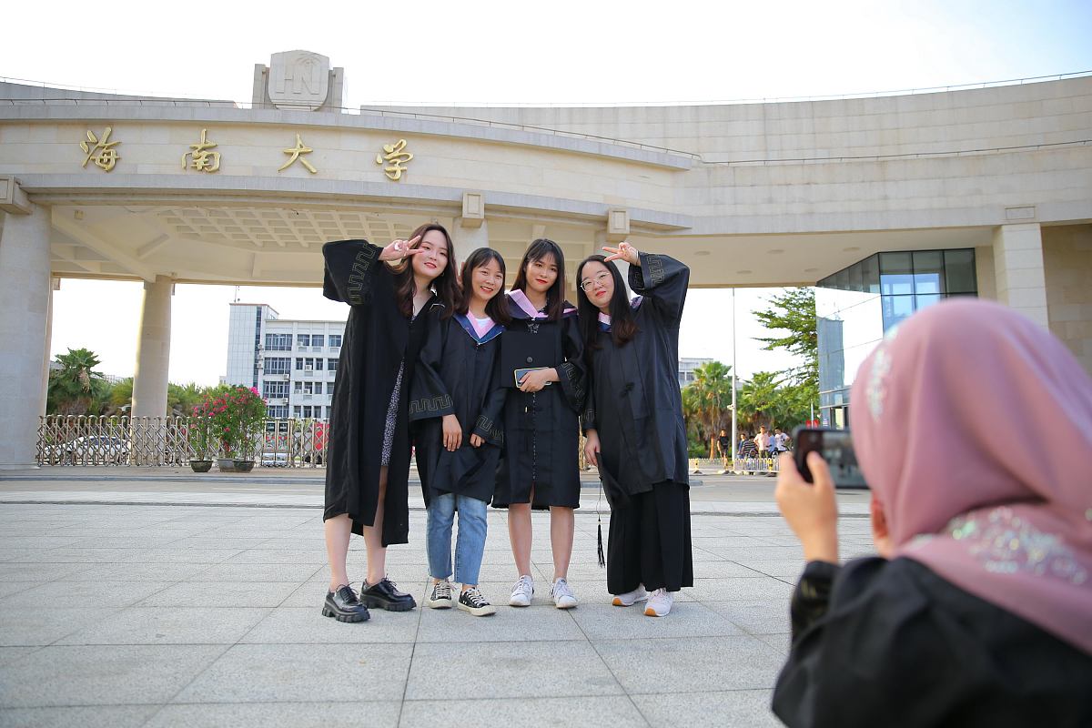 2020年6月23日,海口,时下正值一年一度的毕业季,在海南大学校园,身着