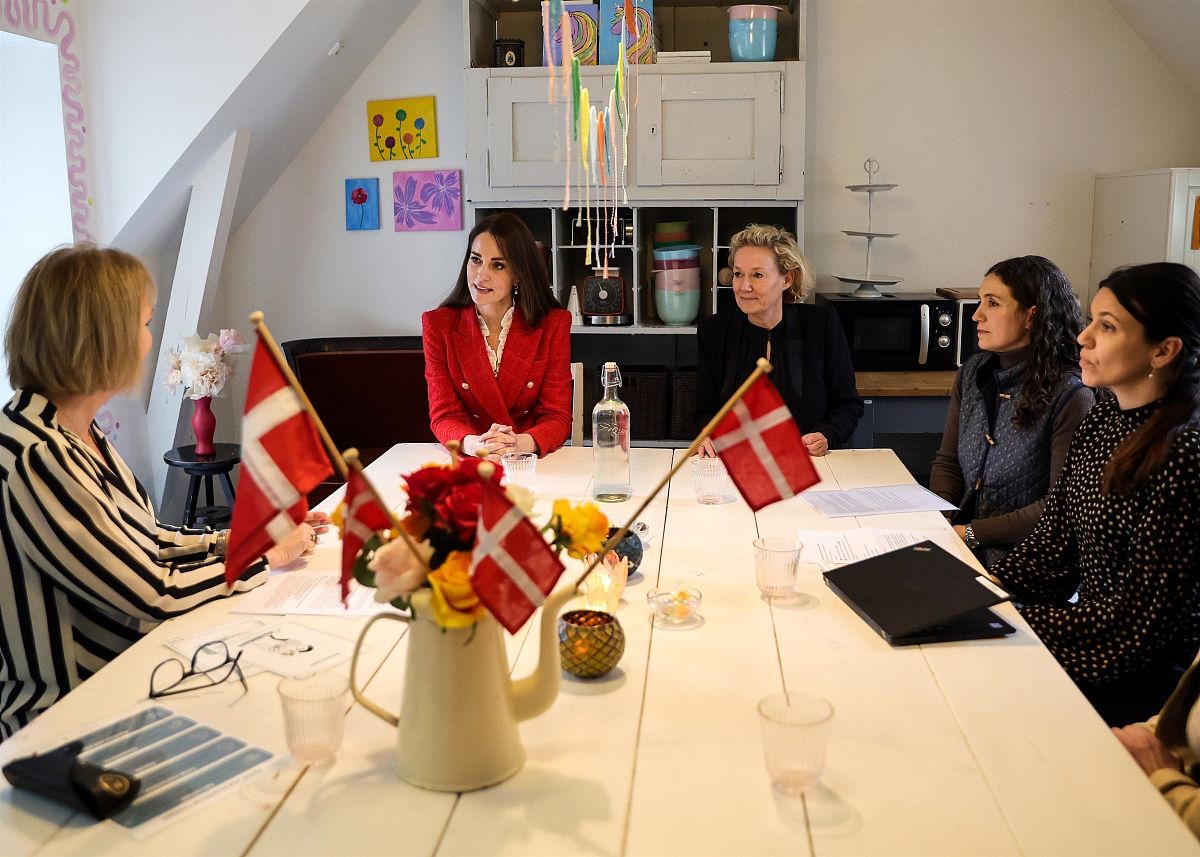 查阅《普通高中化学课程标准》2017年修订2020年版共有多少条基本理念？请选择其中一条谈谈你对该条理念的看法。