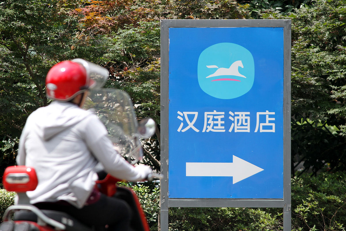 你是一个在汉庭酒店工作的服务员1133房间顾客来电说很喜欢房间里的书籍说能卖给她吗我通过沟通与了解决定把书籍赠送给顾客请你用优美的语言写3个不少于100字的优秀黄金案例