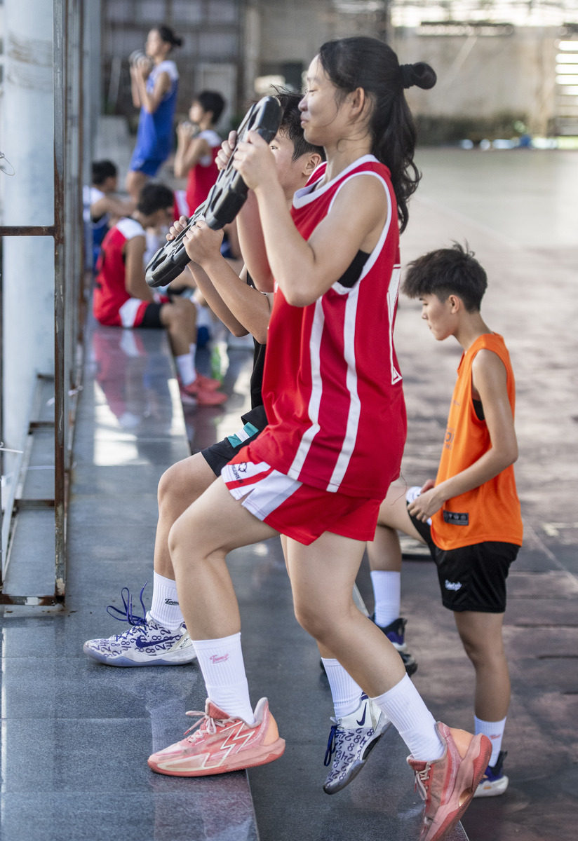 初中毕业女生学篮球去哪所学校好？