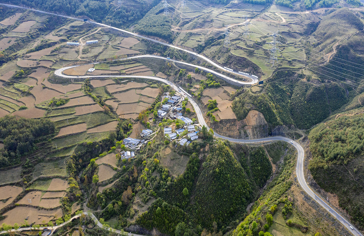 作为乡镇办公室你的任务是对上半年推进百千万工程的工作情况进行认真总结着重提炼亮点工作成效和先进经验结合实际分析存在问题并简要说明下半年工作计划
