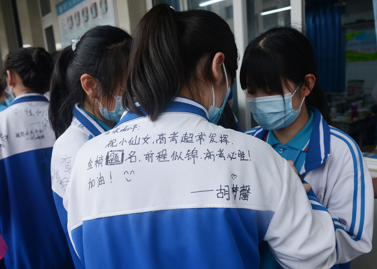 初中毕业女生适合读卫校吗？就业前景、优势与风险分析