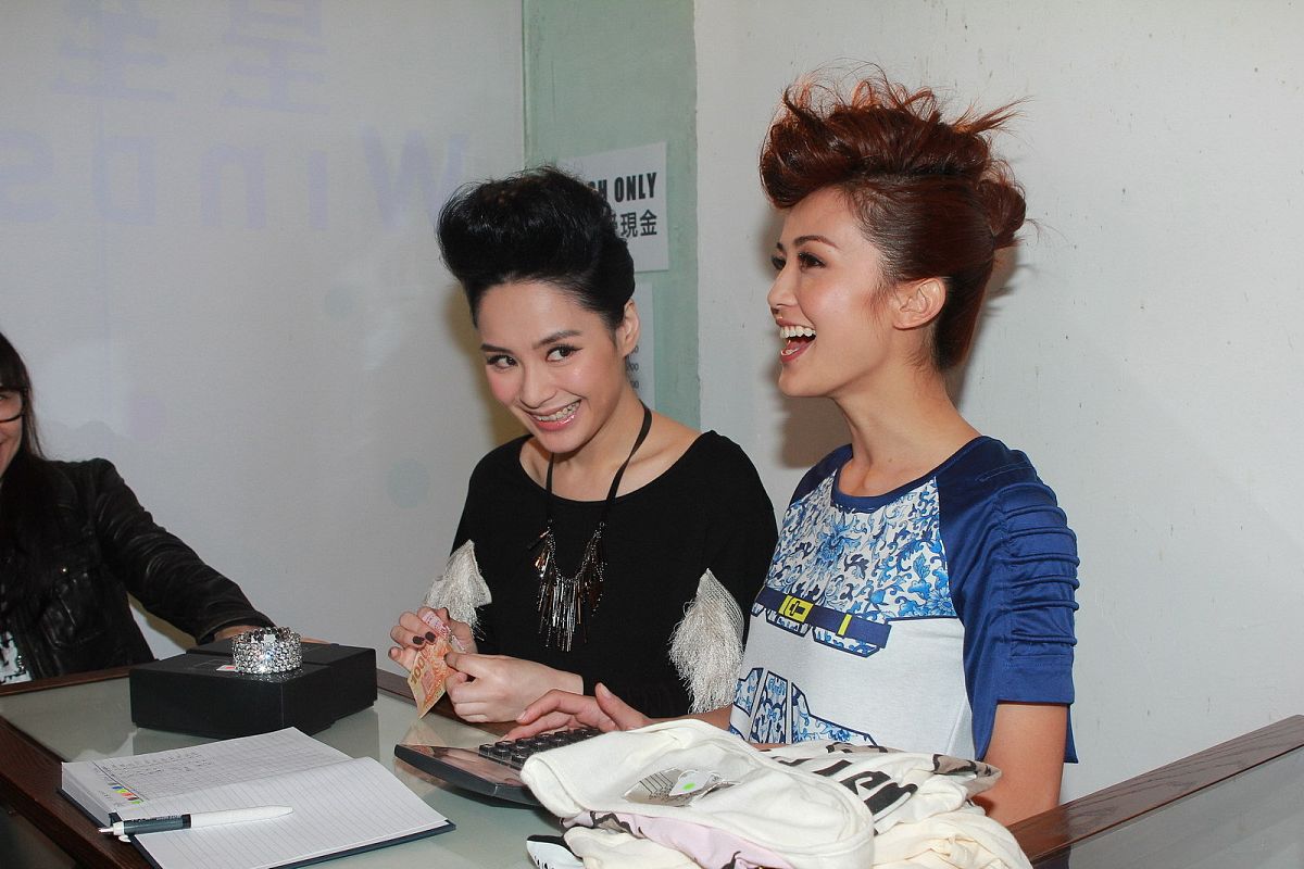 2012年3月14日,香港,twins的二手衫店开张. twins+++_+++twins,组合,