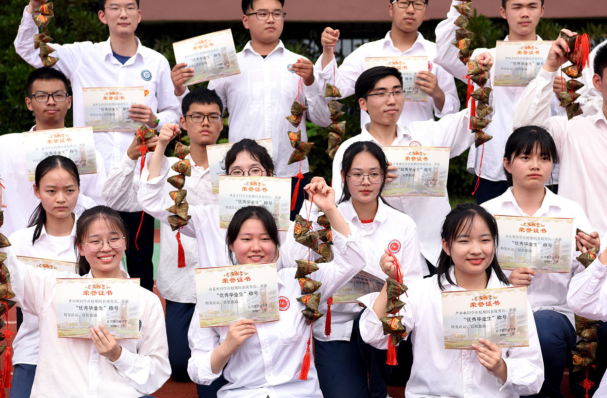 你充当一个写作文员我给你一段话你对这段话进行伪原创、润色改写降低与原文的相似度保持主要意思不变再进行一句话的简单扩写扩写加在原来的内容后面也就是放在同一个pp里面不要放在一个单独的pp里面并且保持html标签不变给你的内容如下：
 p在2018年全国中学生生物学联赛四川赛区的竞赛中北师大成都实验中学杨一舟同学获得国家二等奖受到了全国中学生生物学竞赛委员会、中国植物学会、中国动