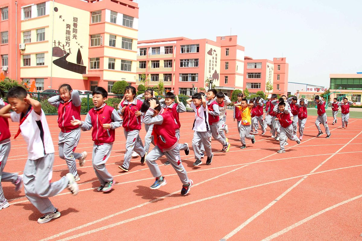 2021年5月24日,山东省威海市文登经济开发区小学学生迅速按照安全路线