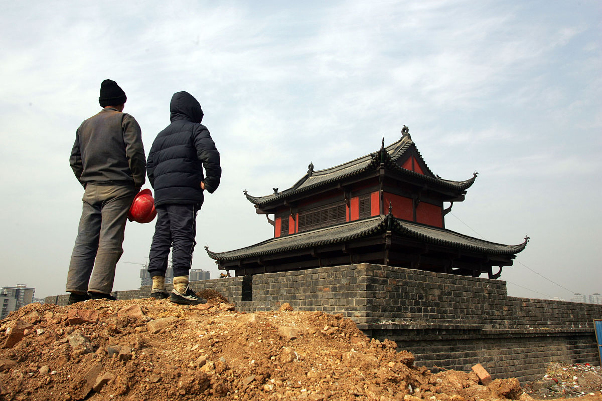 (武汉本地媒体请勿下载)2011年1月9日,武汉,武昌起义门城楼正在整修中