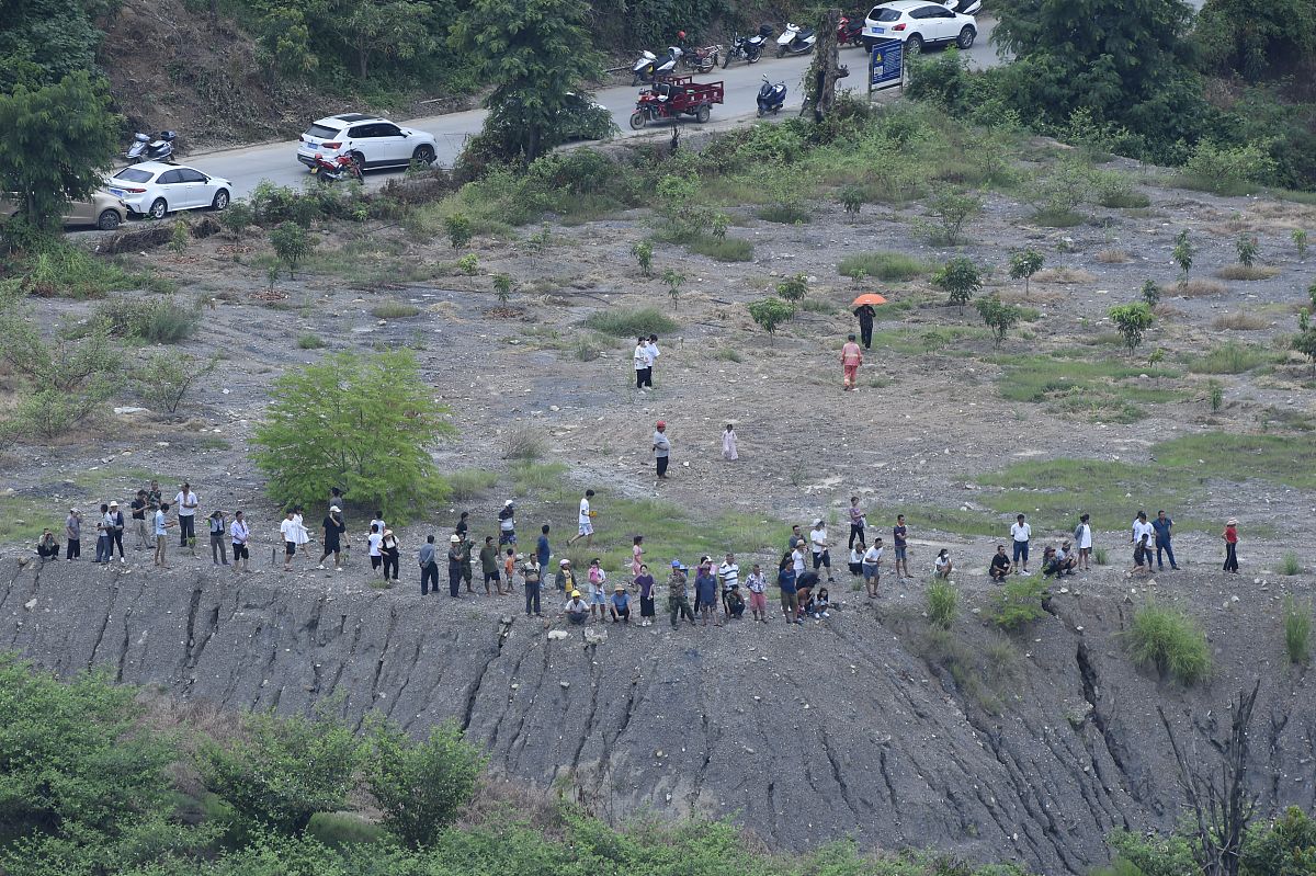2021年8月9日,云南玉溪元江县,北移亚洲象群引起市民围观.