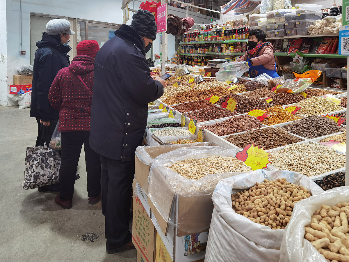 2021年1月15日,北京,春节临近,商家早早备足年货,供人们选择.