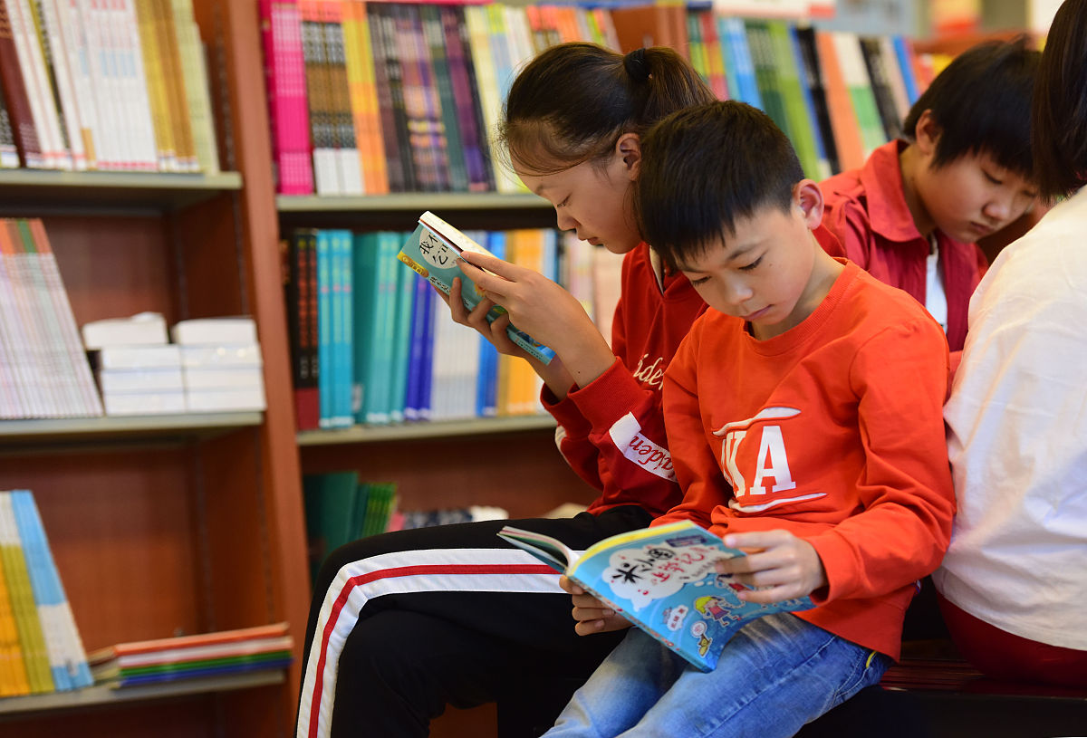 大学生线上线下陪伴学龄儿童共读乡土书籍项目：产业背景及发展潜力