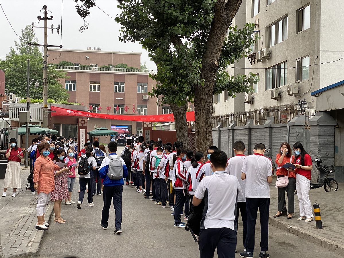 2020年7月17日,北京中考开考,第五十四中学门口迎来了大批参加中考的