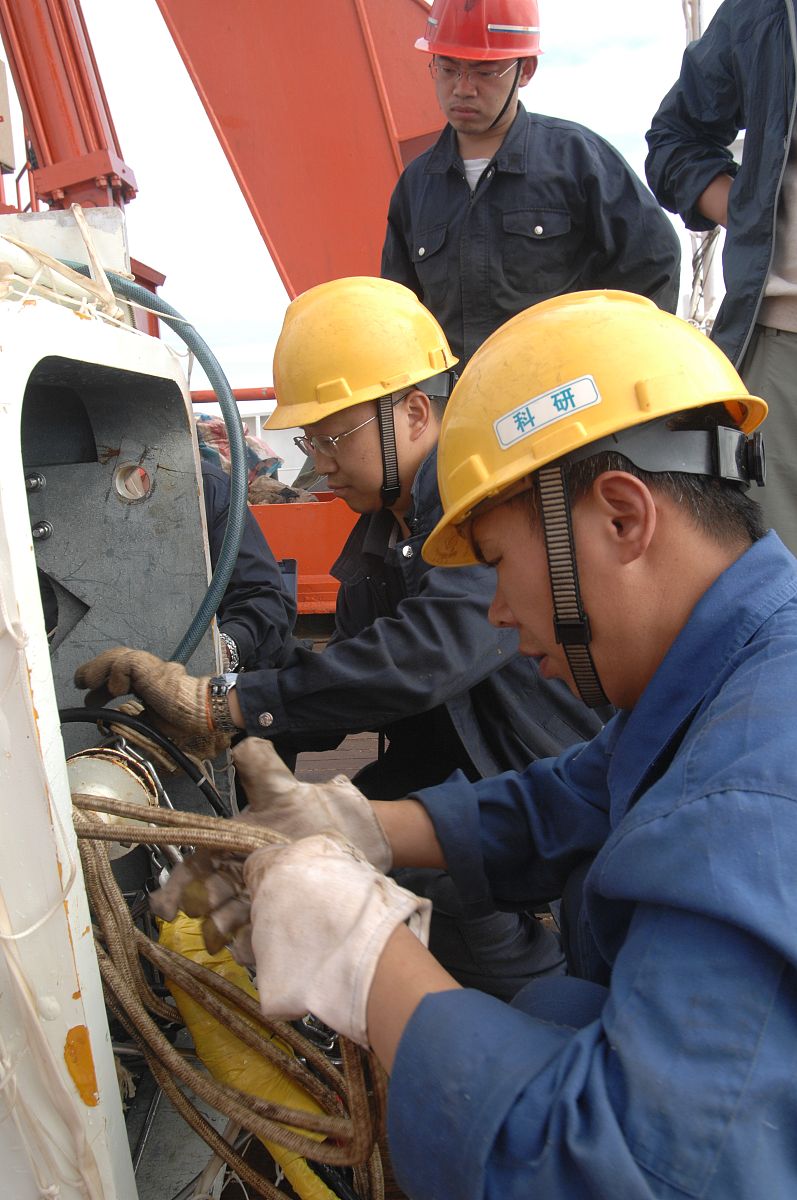 你的工作岗位是设备维护员主要负责变压器、发电机和传送带的维护论述工作内容不少于500字。