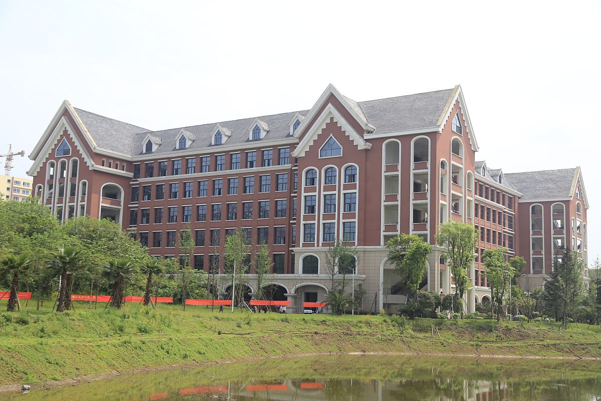 重庆房地产职业学院是本科吗是几本