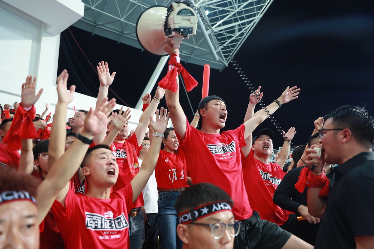 篮球赛胜利：欢呼、拥抱、热烈庆祝！